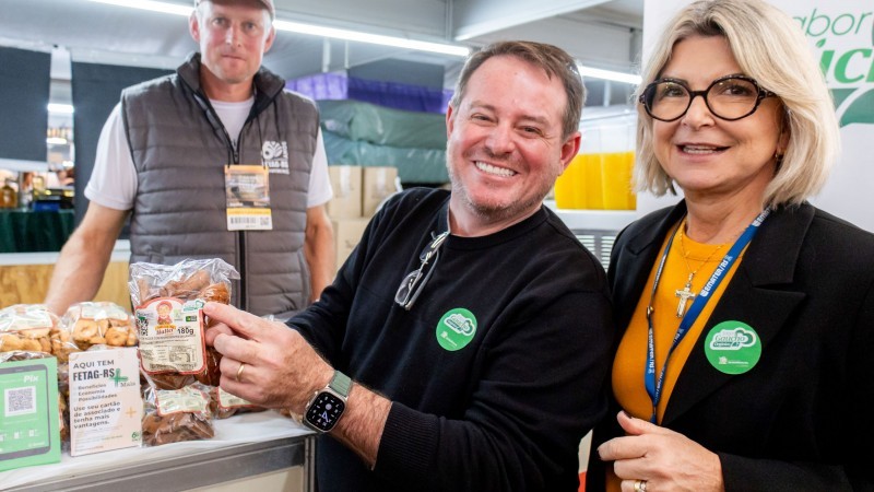 Secretário de Desenvolvimento Rural, Ronaldo Santini, e a presidente da Emater, Mara Saalfeld, realizaram colagem do Selo nos produtos