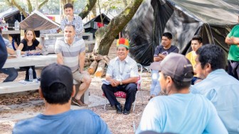 Indígenas sentados em círculo durante reunião da Páscoa Kaingang