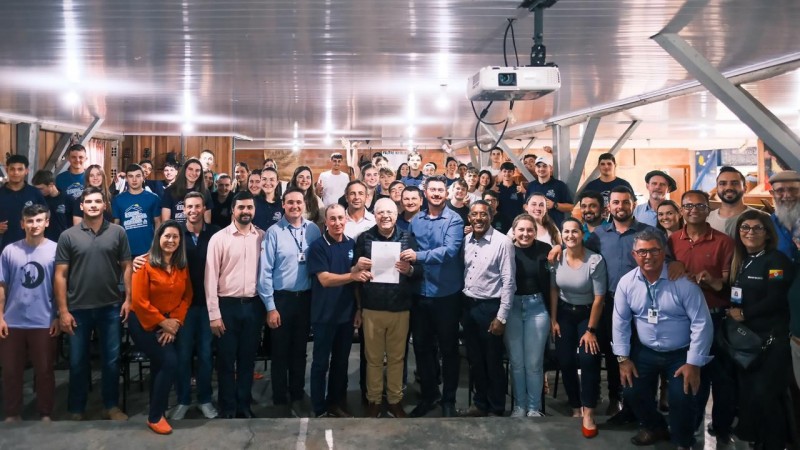 Secret&aacute;rio Covatti posa com alunos e autoridades durante o ato de assinatura do termo de colabora&ccedil;&atilde;o