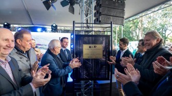 Autoridades aplaudem placa em homenagem aos 70 anos da Ascar