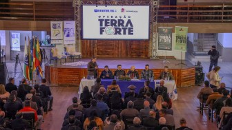 Mesa com autoridades em frente ao grande público