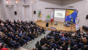 Imagem aberta com plateia cheia no salão da Unijui