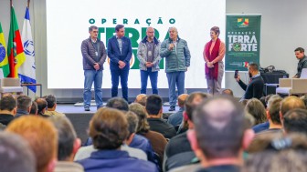 Secretário Covatti fala durante a abertura do seminário em Lajeado