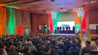Imagem mostra imagem ampla do público e das autoridades no palco