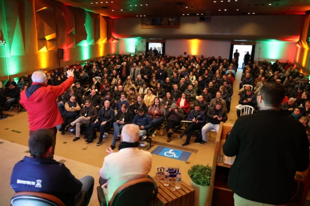 Secretário Covatti acena para o público