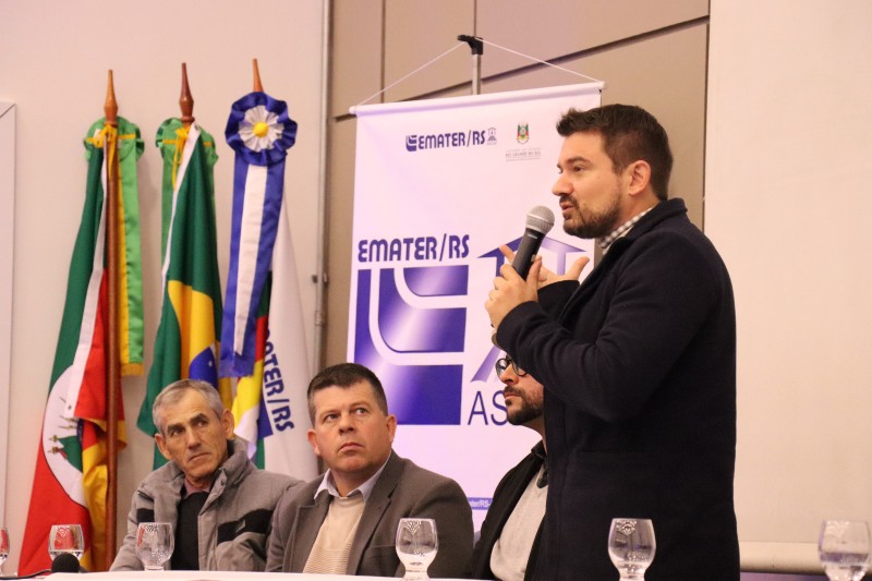 Diretor Gabriel Fogaça conversa com o público