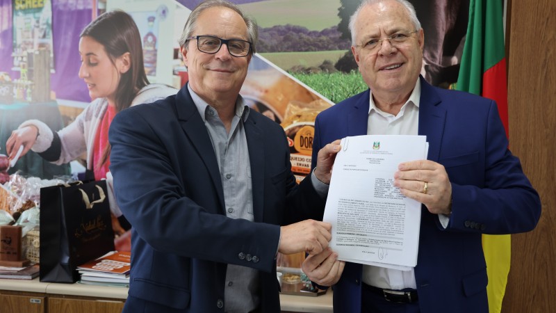 Secret&aacute;rio Covatti posa com o contrato e o prefeito de S&atilde;o Sep&eacute;, Marcelo Ellwanger